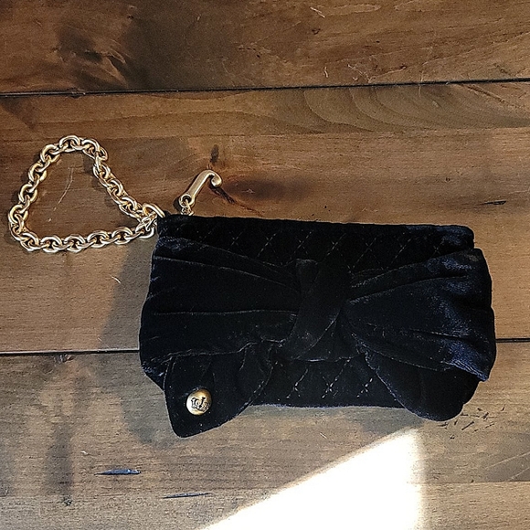 Juicy Couture Handbags - Juicy Couture Bow velvet wristlet clutch 🌟